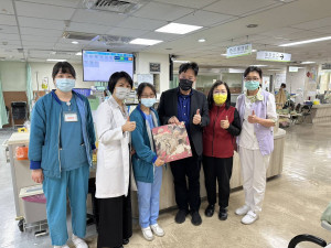 醫福會林慶豐執行長（右三）大年初二前往臺中醫院，在廖妙淯副院長（左二）、護理科徐瑪玲主任（右ㄧ）陪同下前往醫院急診室探視值班的陳莉瑋主任（左三）等急診醫護人員並致贈春節禮。圖/台中醫院