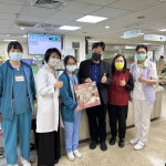 醫福會林慶豐執行長（右三）大年初二前往臺中醫院，在廖妙淯副院長（左二）、護理科徐瑪玲主任（右ㄧ）陪同下前往醫院急診室探視值班的陳莉瑋主任（左三）等急診醫護人員並致贈春節禮。圖/台中醫院