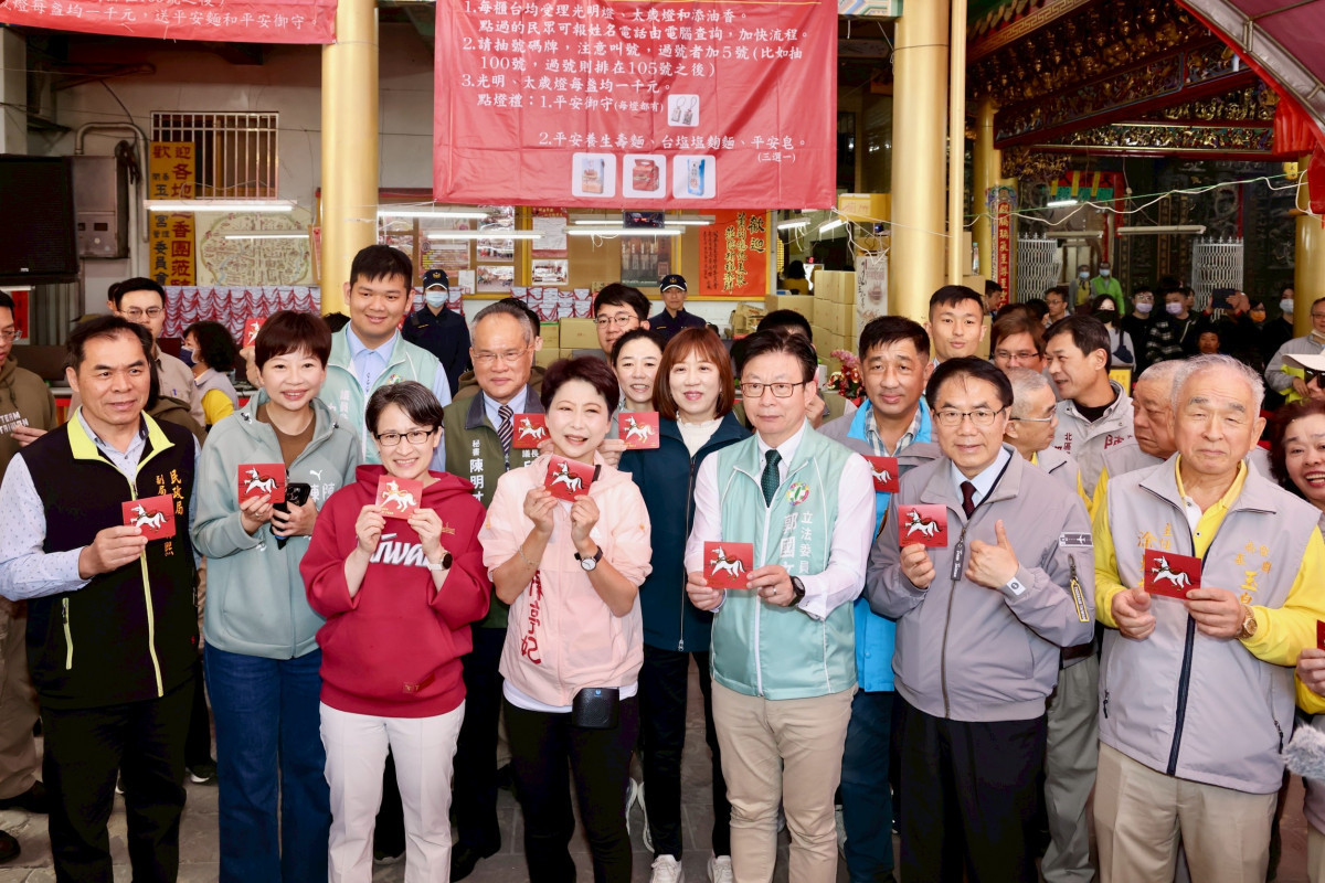 副總統蕭美琴赴台南開基玉皇宮參拜　黃偉哲陪同發放福袋
