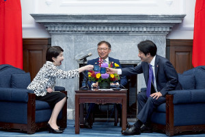 現任日本總理大臣高市早苗（左），曾在2025年4月28日，以時任日本國會眾議員暨前經濟安全保障擔當大臣的身分，獲總統賴清德（右）接見。（圖／資料照片，圖源：總統府Flickr）