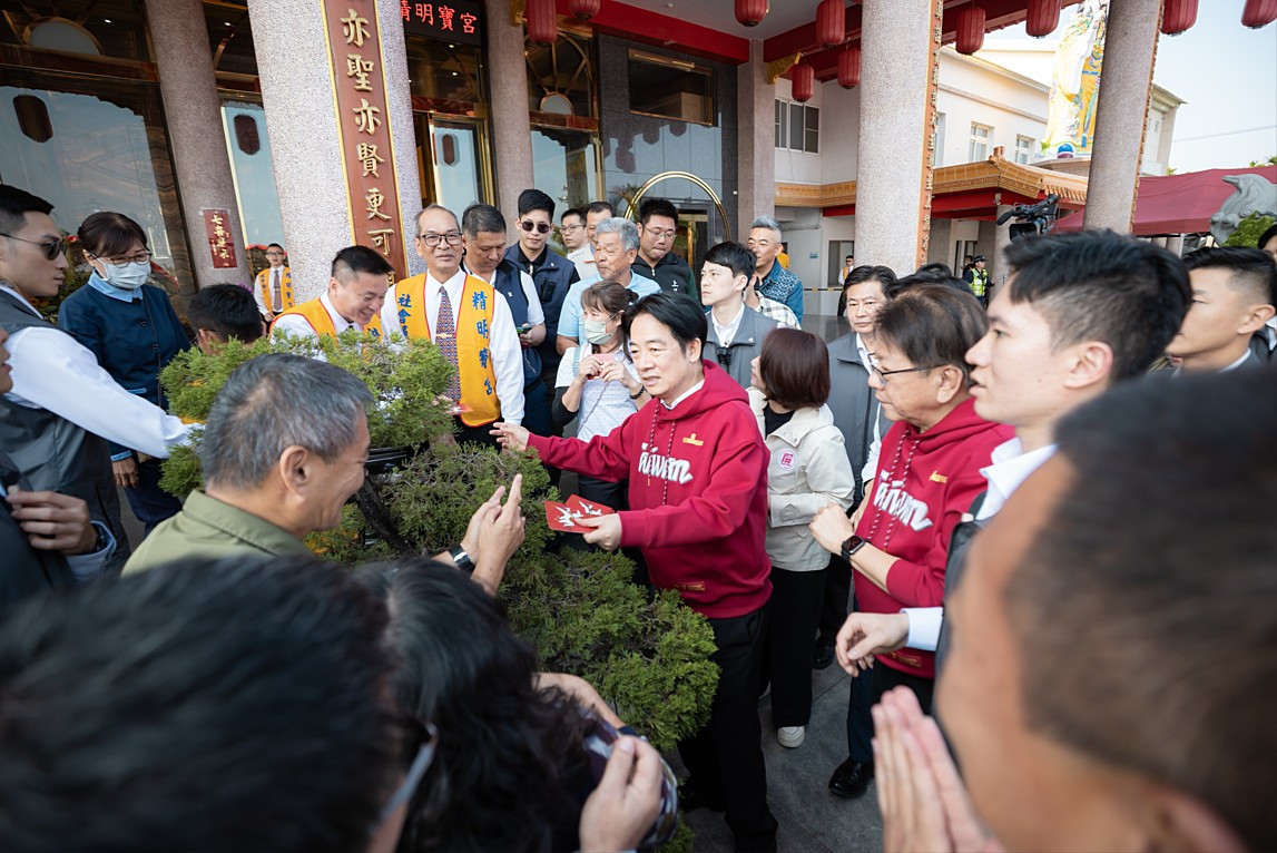 總統賴清德於2月18日大年初二，赴屏東南州「精明寶宮」參香、發放福袋。（圖／總統府Flickr）