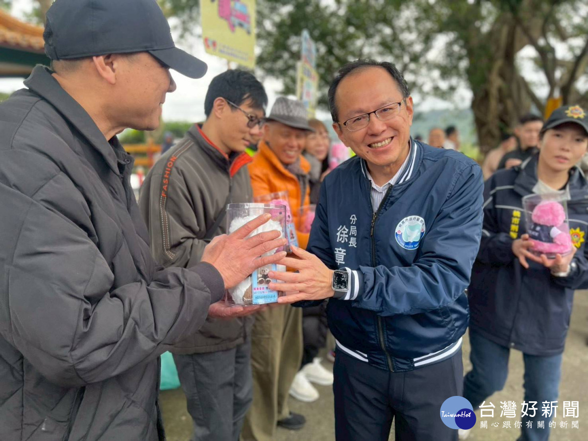 分局長徐章哲率領宣導團隊，深入廟宇人潮聚集場所，與鄉親及遊客面對面互動。