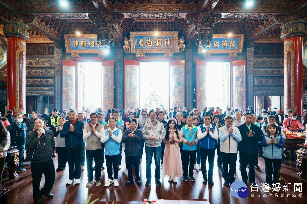 初三走訪桃園宮廟參香發福袋　張善政：祈願市民平安健康、馬載祿厚