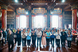 張市長與貴賓捻香參拜。