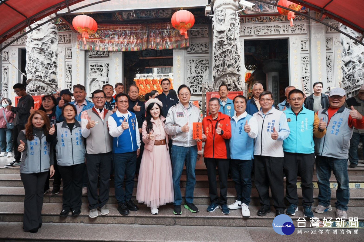 張市長與貴賓於甘泉寺合照。