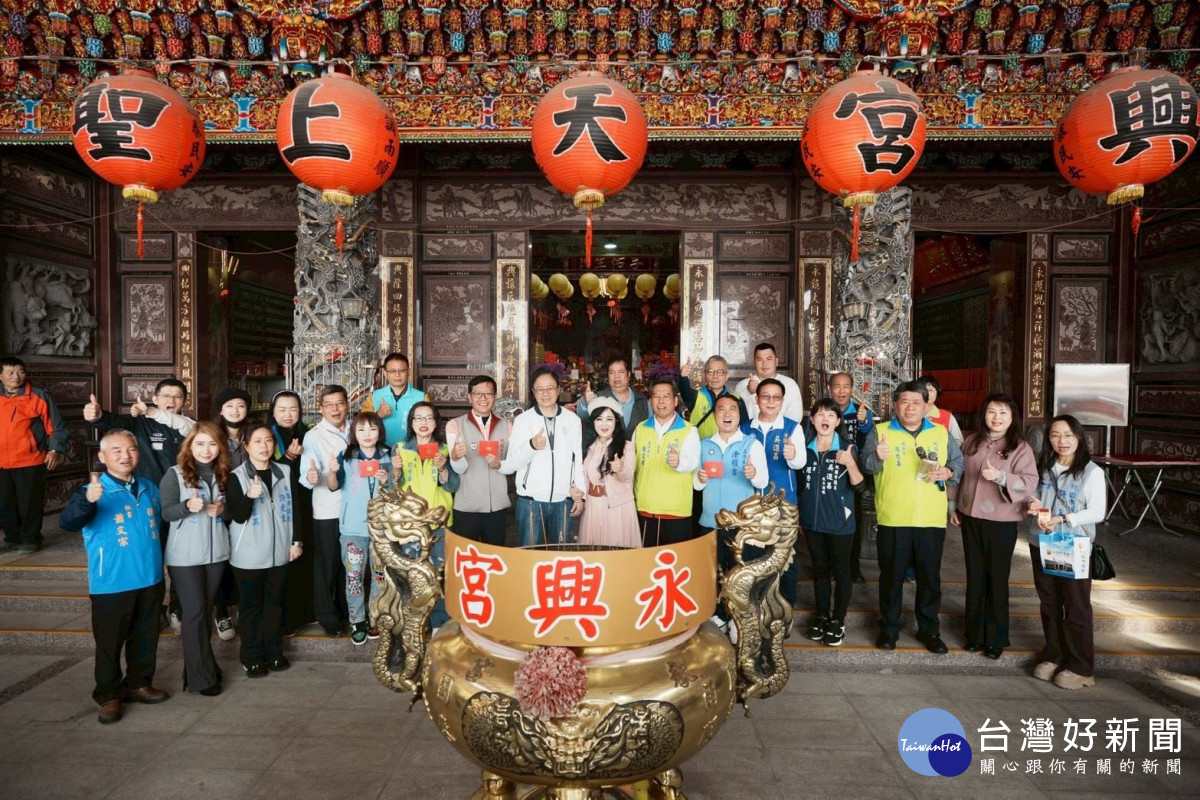 張市長與貴賓於永興宮合照。