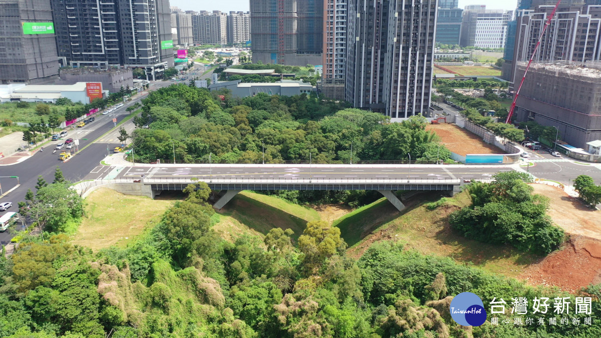 機場捷運A7站區開發案區外道路（變二）新闢工程(牛角坡橋)。