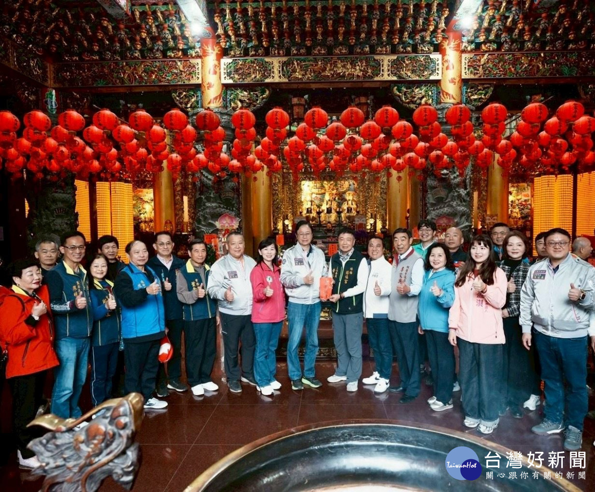 春節期間市民齊聚宮廟參拜、氣氛熱絡。