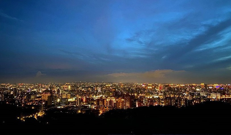傍晚時分前往虎頭山環保公園欣賞夕陽與夜幕交替的城市景色。