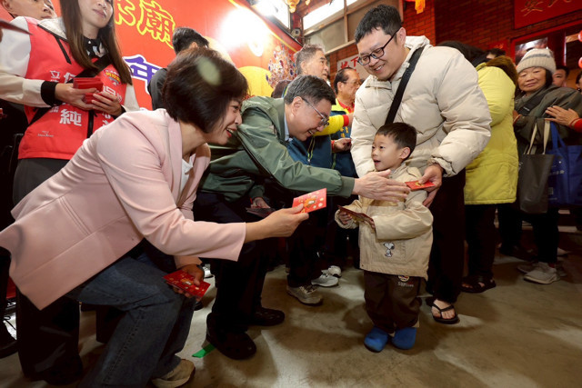 行政院長卓榮泰20日赴豐原武德宮參拜祈福，並向民眾發放福袋。（圖／行政院新聞傳播處提供）