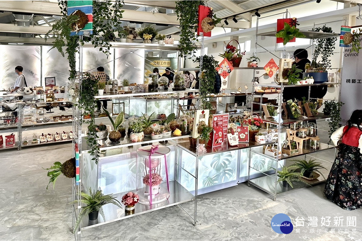 桃園市政府青年事務局以「溫室」為核心設計概念，加速桃園青年文創品牌的萌芽。<br />
