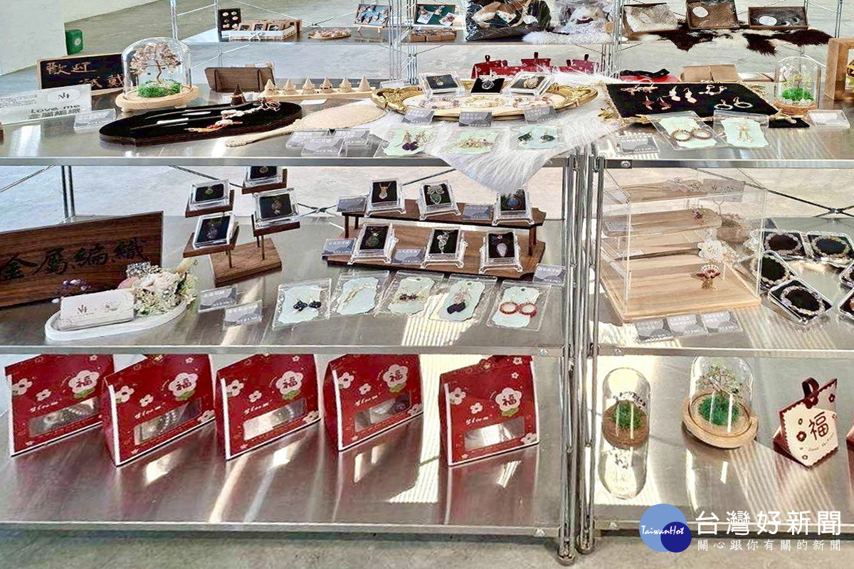 「桃藝工坊」以「精緻選物店」嶄新亮相。<br />
