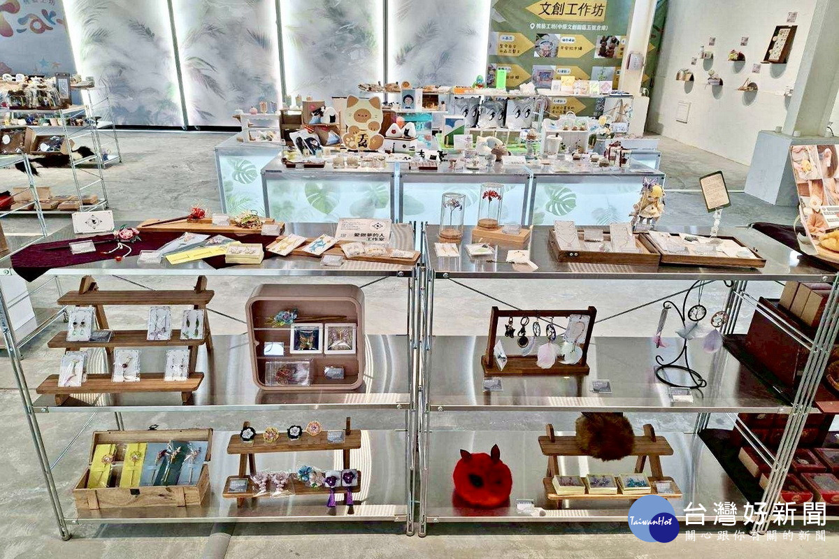 桃藝工坊職人創作以包浩斯風格層架展示。<br />
