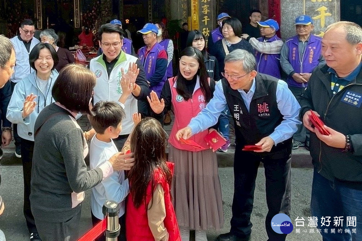 大年初五迎財神桃園市副市長王明鉅前往宮廟上香祈福並發放新春福袋。