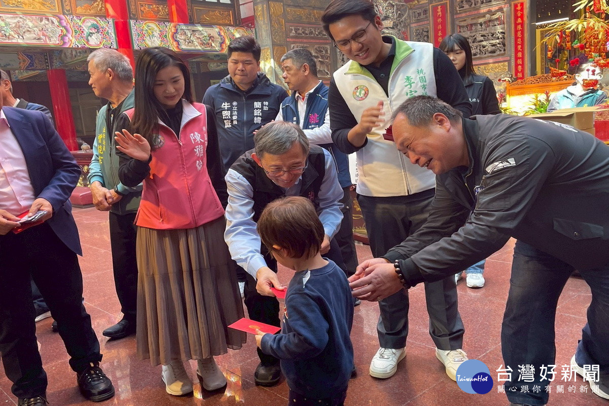 大年初五迎財神桃園市副市長王明鉅前往宮廟上香祈福並發放新春福袋。