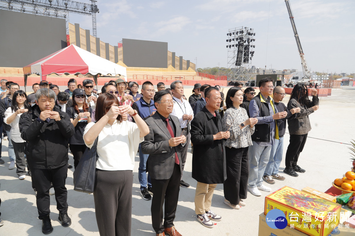 嘉義縣長翁章梁、觀光署長陳玉秀等人今日齊聚2026台灣燈會主燈「光沐—世界的阿里山」前進行開工祭拜/嘉義縣府提供