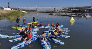 立式划槳可單獨或團體同樂。（縣府提供）