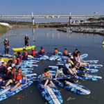 立式划槳可單獨或團體同樂。（縣府提供）