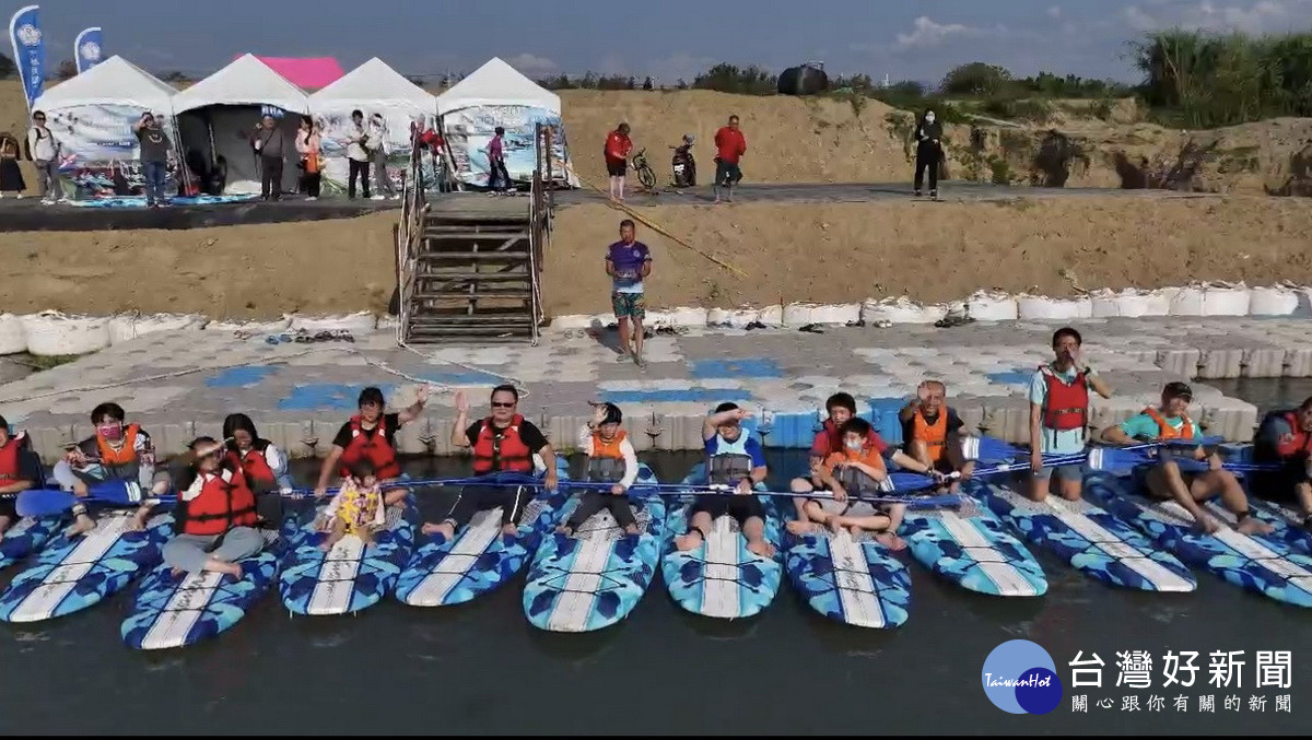 親友團或臨時揪團擺出美麗畫面。（縣府提供）