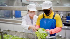 團膳營養師把關食材安全。