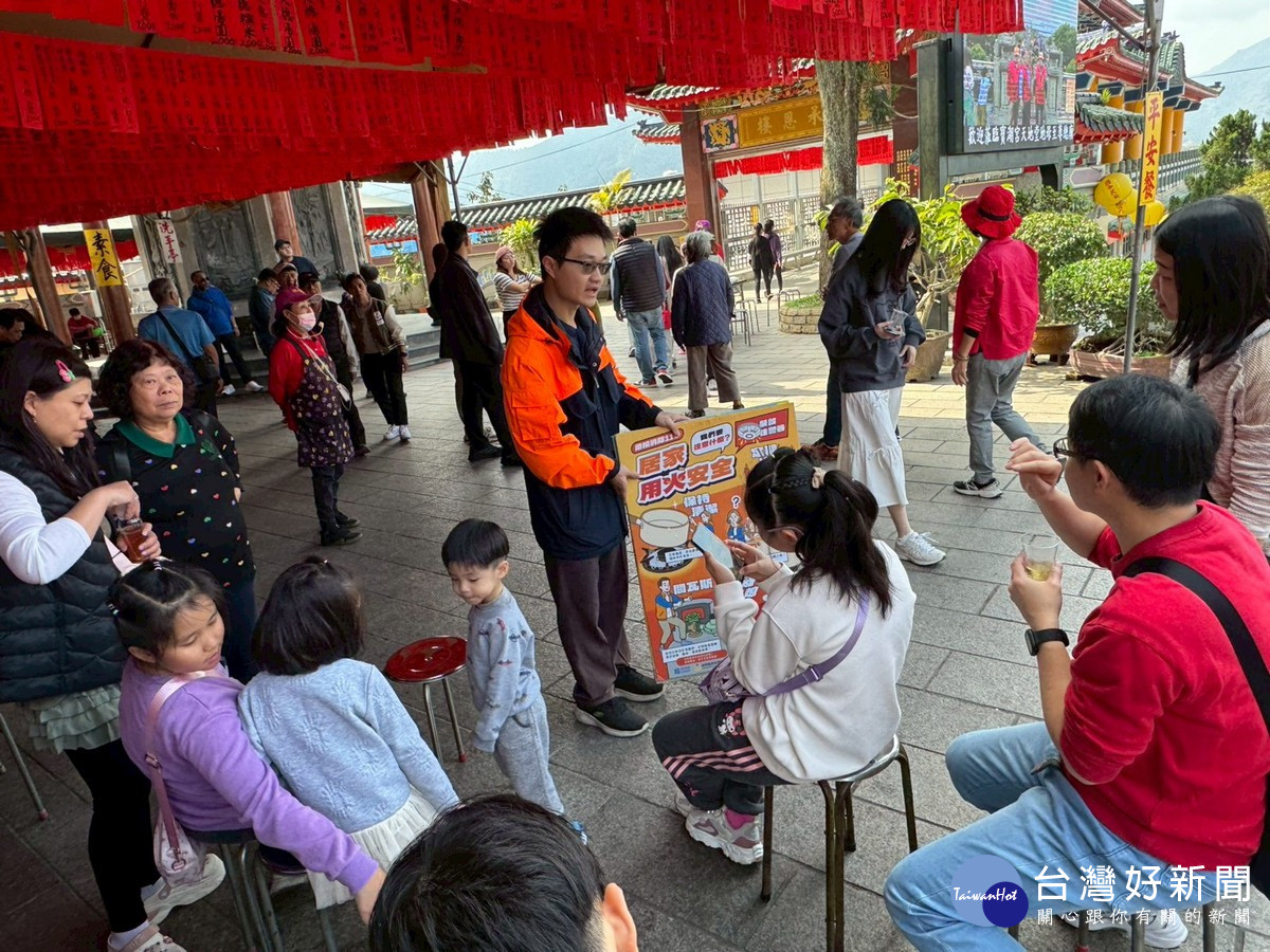 加強春節暨元宵節期間防火宣導,提升民眾防災意識。(消防局提供)