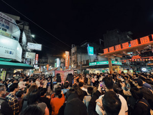春節市集期間夜晚的人潮簡直人貼著人。圖／彰化市公所提供