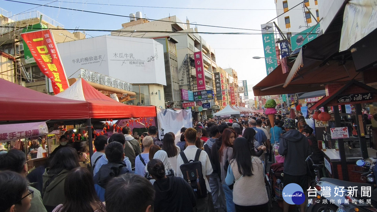 春節市集期間白天同樣是人潮。圖/彰化市公所提供