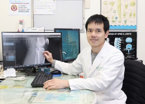 醫師說明。林重鎣