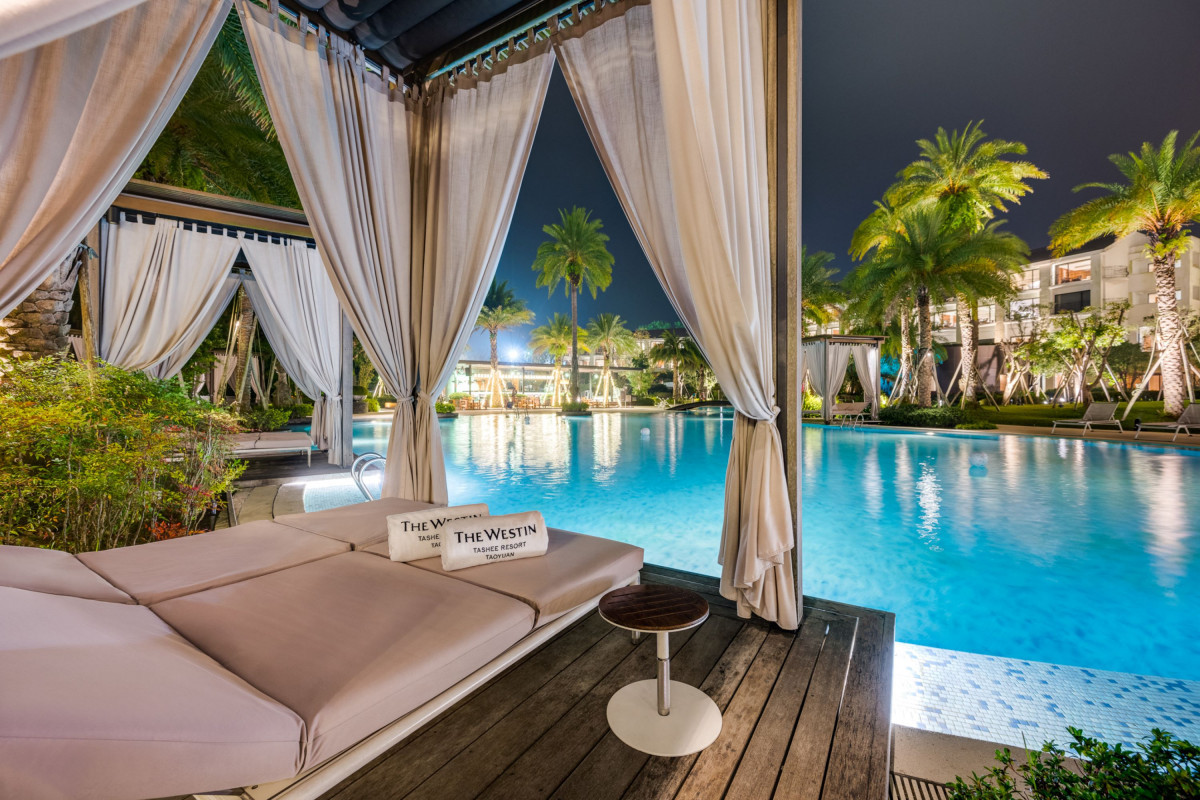 圖2_桃園大溪笠復威斯汀度假酒店擁有絕美戶外泳池及室內泳池、八公尺攀岩牆、夢幻旋轉木馬、VR及遊戲室、親子俱樂部等豐富休閒遊憩設施，感受南洋異國風情的山林避世悠閒假期。圖/ 業者提供