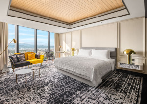 入住台中李方艾美酒店 13 坪摩登現代的經典客房，大片落地窗引入城市光影，在高空中感受台中的日與夜，打造專屬於都會旅人的靜謐休憩時光。圖/ 業者提供