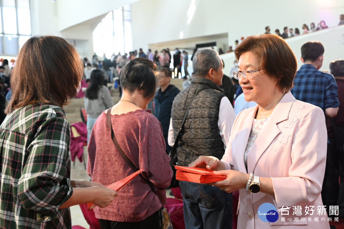 縣長王惠美發送福袋,現場大排長龍。圖/記者鄧富珍攝
