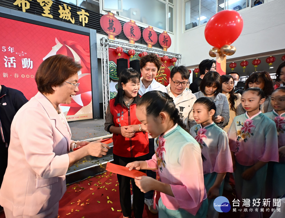 縣長王惠美發送福袋,現場大排長龍。圖/記者鄧富珍攝