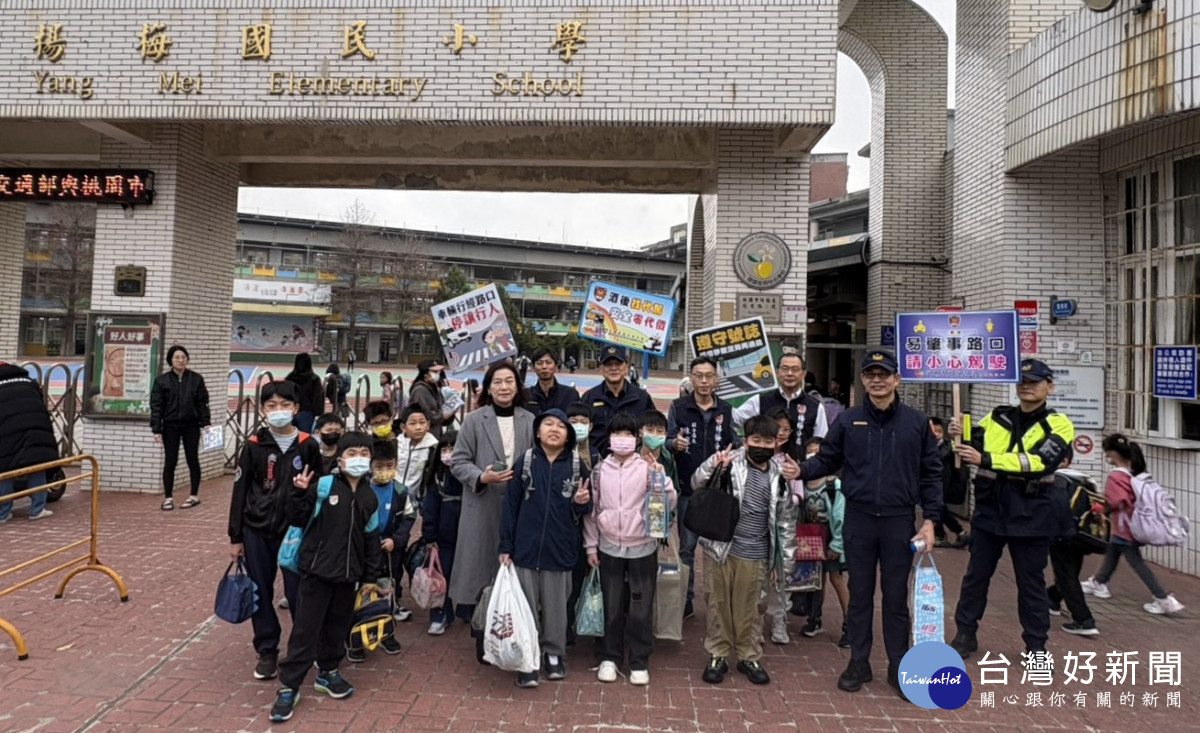 桃園市政府警察局動員各分局警力進駐校園周邊重要路口,協助導護學童安全通行,維持交通順暢。