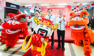 張市長與蘇副市長、王副市長向全體市府同仁及退休前輩致上誠摯新年祝福。