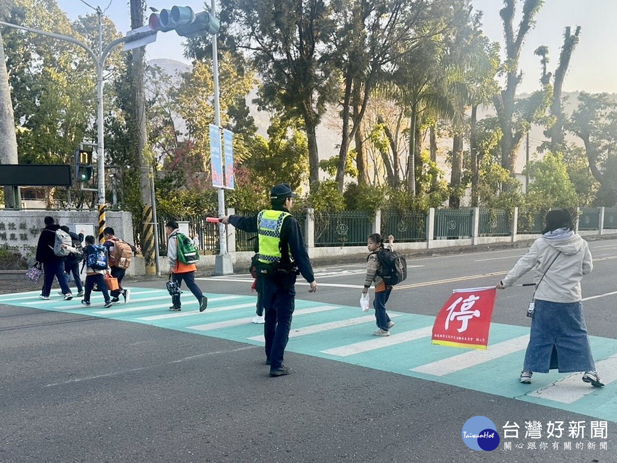 南投縣各分局都派員警協助學校維護學童安全上學。(南投縣警局提供)