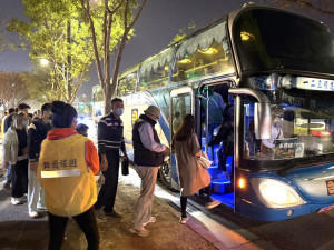 中台灣燈會倒數湧人潮 中市交通局籲搭免費接駁車省時又便利