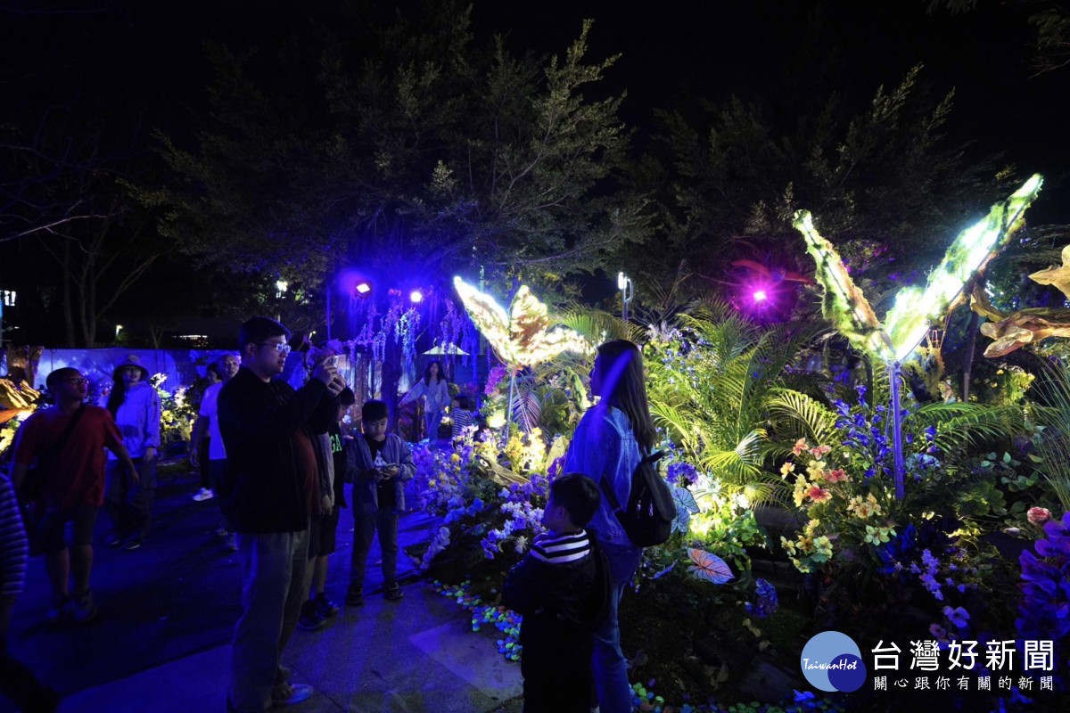 建設局打造的「驚蟄界」燈區更是排隊不斷人氣爆棚