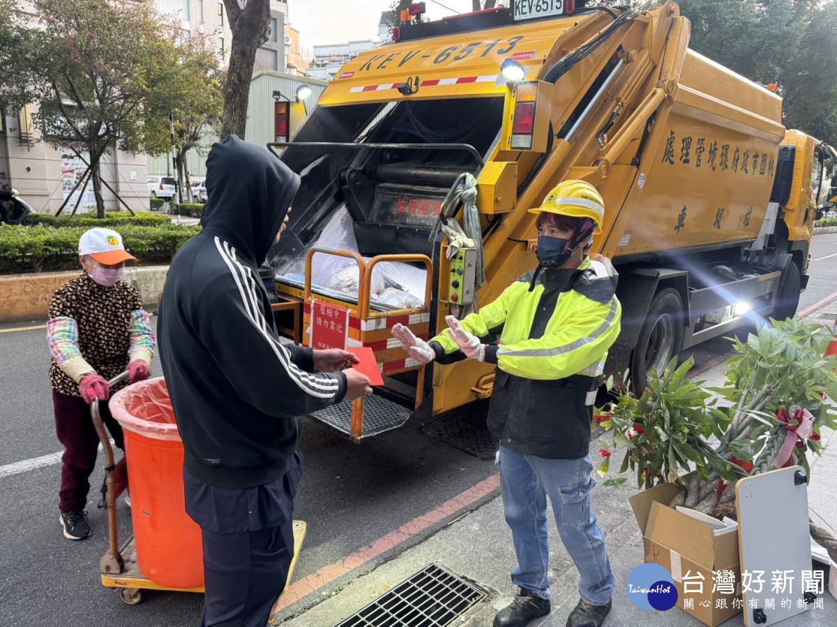 環境管理處同步宣導「只收垃圾、不收紅包」廉政政策。