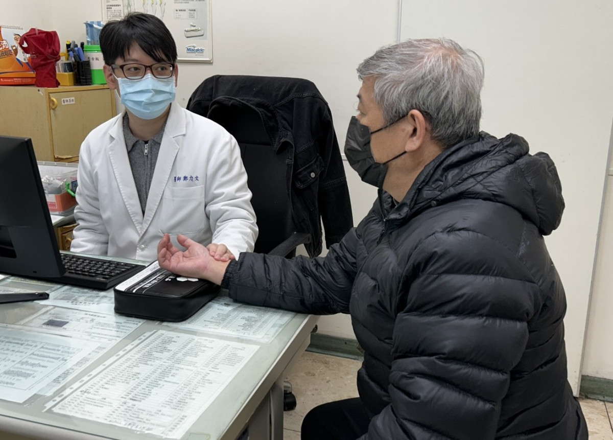 帶狀皰疹會出現紅疹與刺痛感,透過中西醫整合治療可加速恢復,減少後遺症發生。(情境照,非當事人)