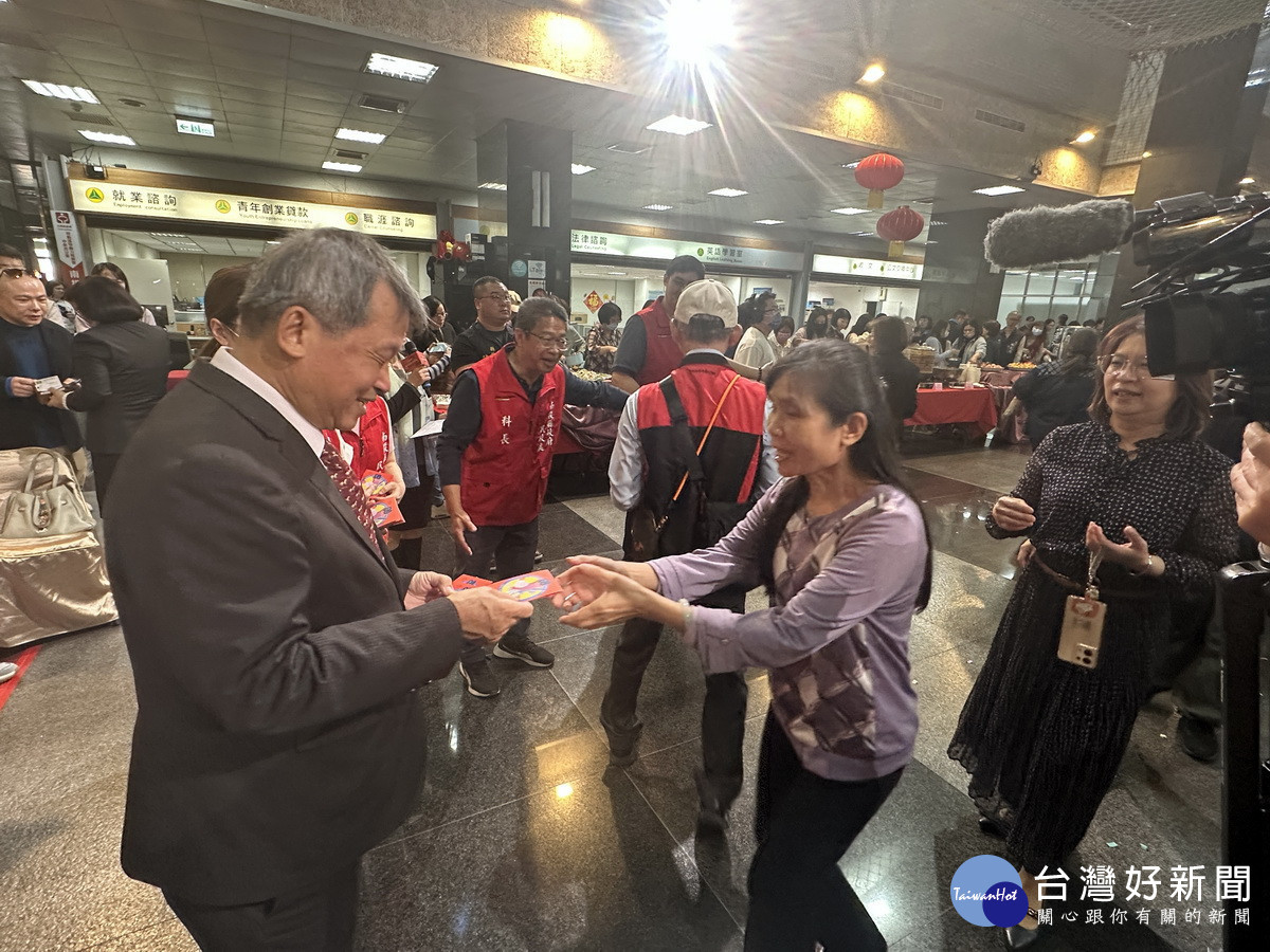 副縣長與秘書長發送小紅包祝同仁馬年行大運。（記者扶小萍攝）