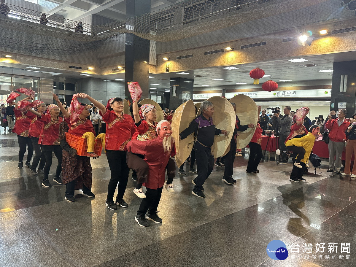 嘉興長輩表演公揹婆等應景歌舞。（記者扶小萍攝）