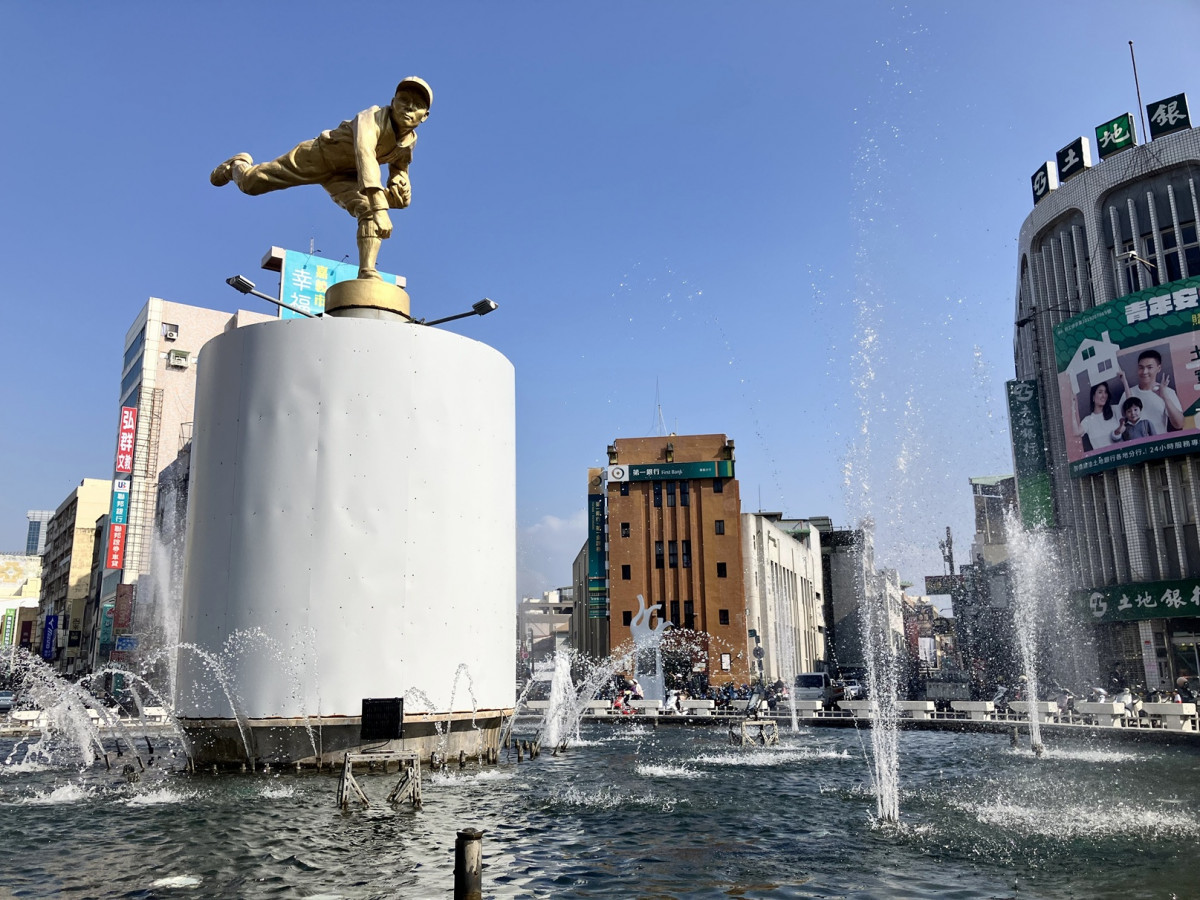 嘉義市中央噴水圓環吳明捷投手雕像，將於26日進行保養與維修，預計在7月重返投手丘／嘉義市府提供