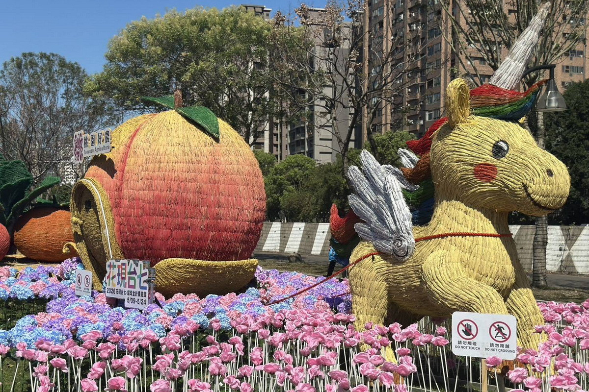 2026桃園燈會盛大登場,農業主題燈區「馬力食足」彷如童話世界。<br />