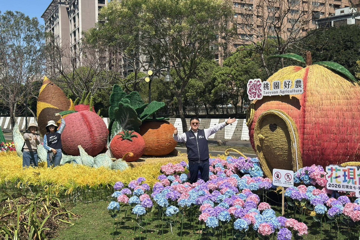 桃市府農業局長陳冠義歡迎民眾到農業主題燈區「馬力食足」賞燈遊玩