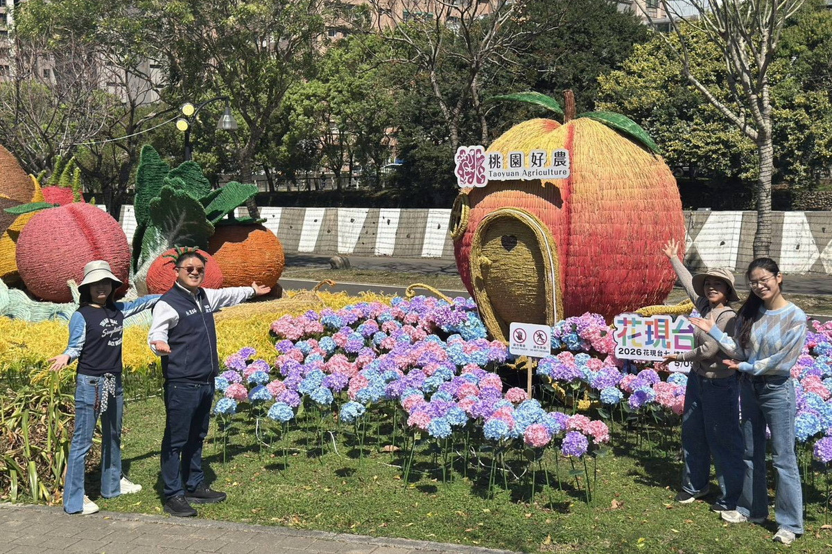 桃市府農業局長陳冠義歡迎民眾到農業主題燈區「馬力食足」賞燈遊玩