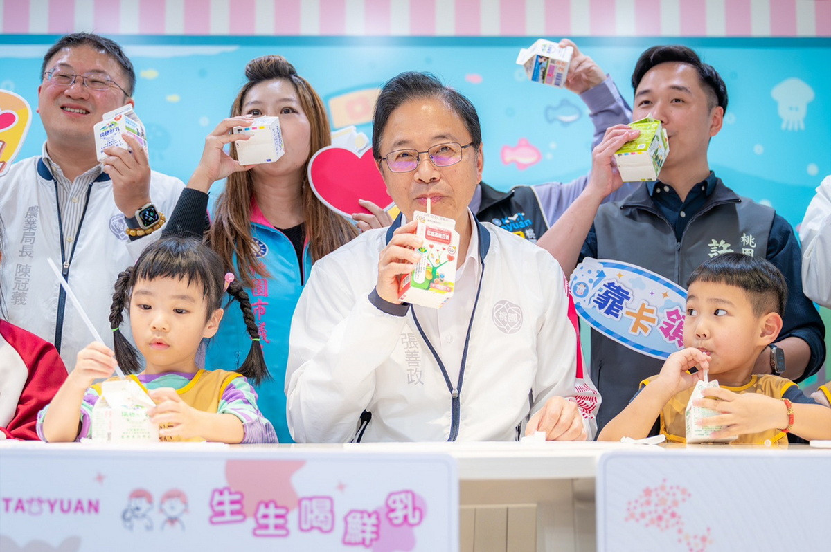 桃園市長張善政視察「生生喝鮮乳」政策兌領情形。