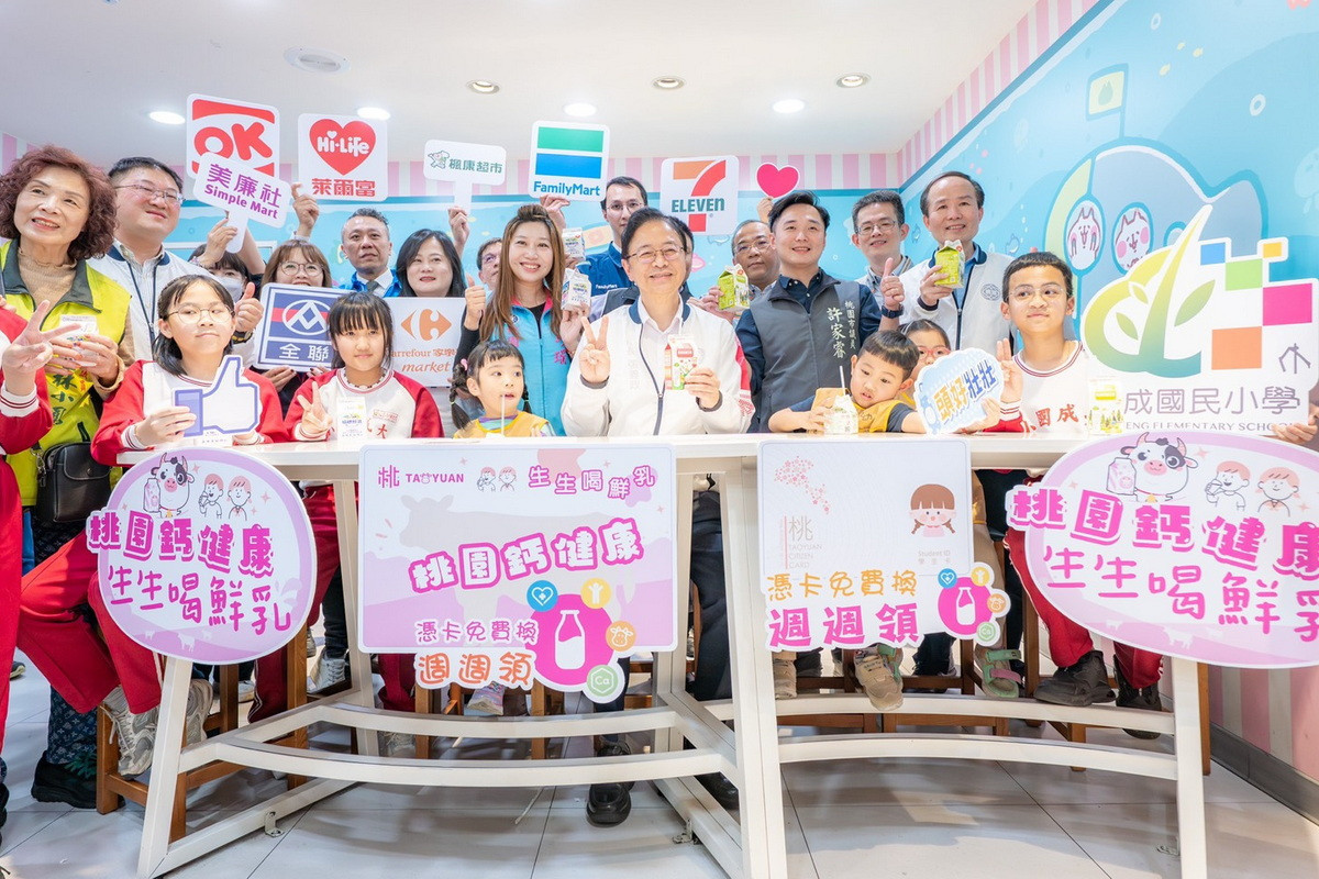 桃園市長張善政視察「生生喝鮮乳」政策兌領情形。