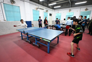 王惠美縣長赴彰德國中勉勵桌球健兒，肯定基層扎根成果再創高峰。圖／彰化縣政府提供