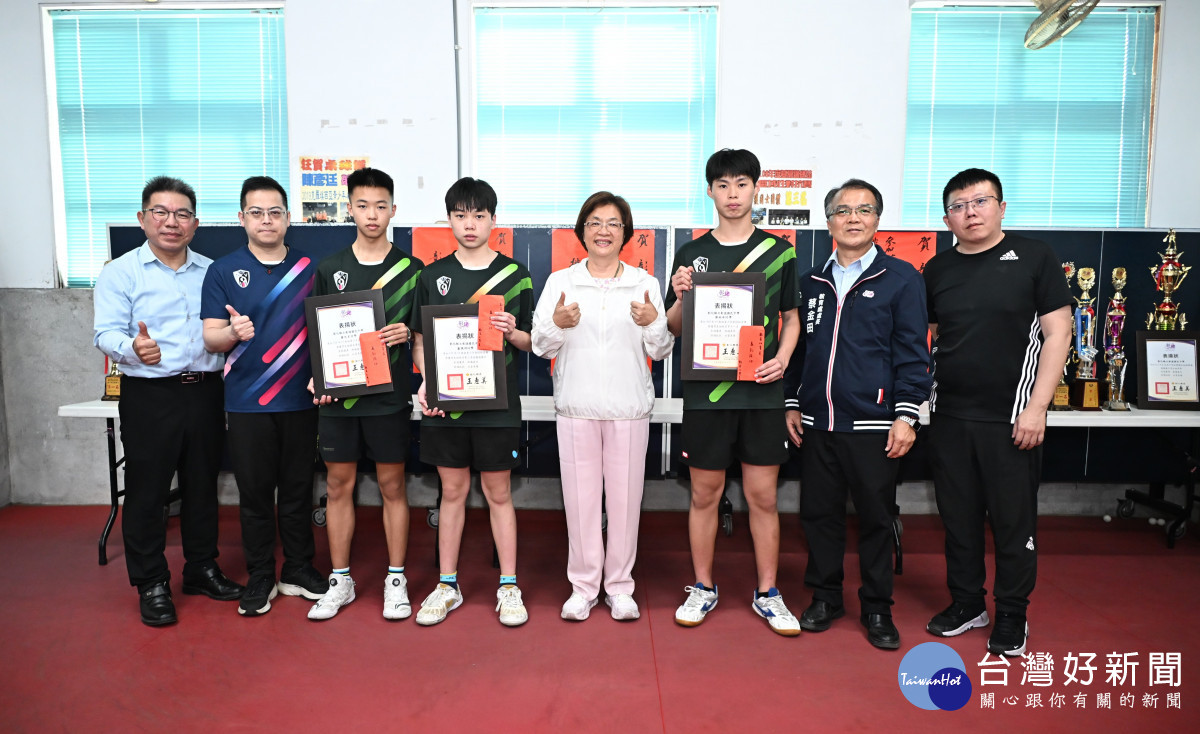 王惠美縣長赴彰德國中勉勵桌球健兒，肯定基層扎根成果再創高峰。圖／彰化縣政府提供