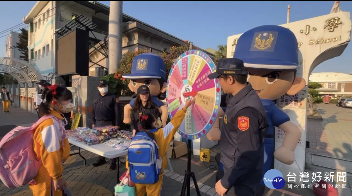 開學日啟動護童專案，彰警警民合作守護學童平安上學。圖／彰化縣警局提供